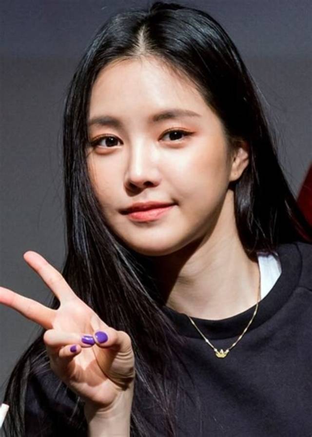 Son Na-Eun Biography, Age, Height, Husband, Net Worth, Family